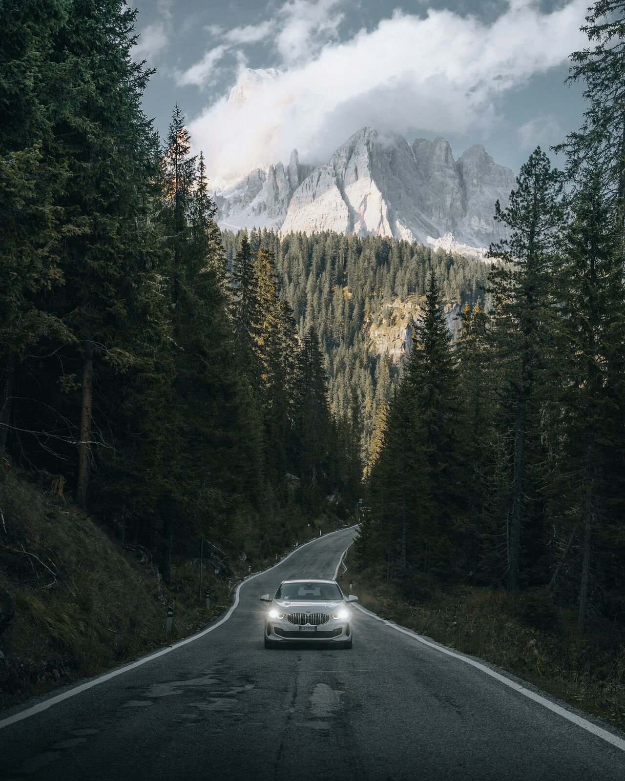 Véhicule européen sur une route des Dolomites